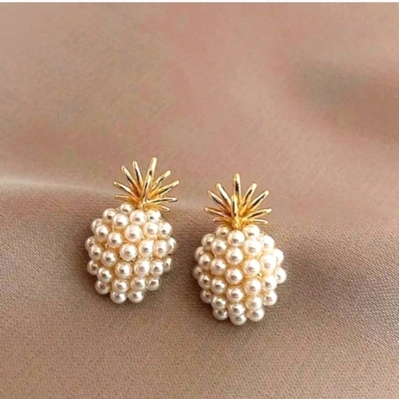 Pineapple shape earrings pearl like gold tone post - Picture 5 of 5